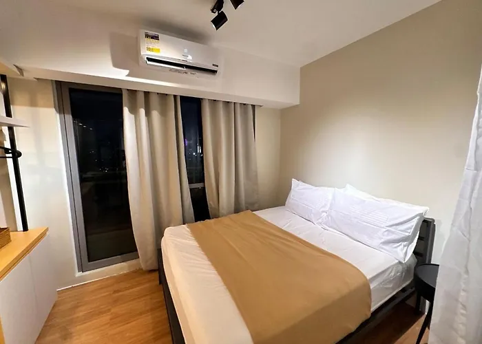 Near Rockwell 1br With Balconymodern Minimalist Apartamento