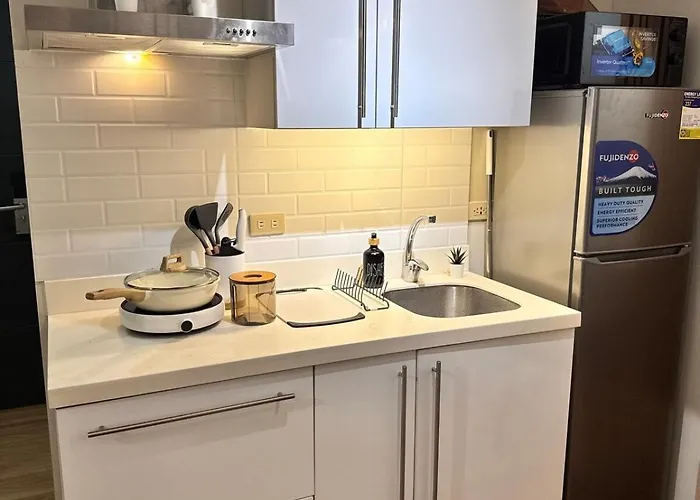 Near Rockwell 1br With Balconymodern Minimalist * Manila