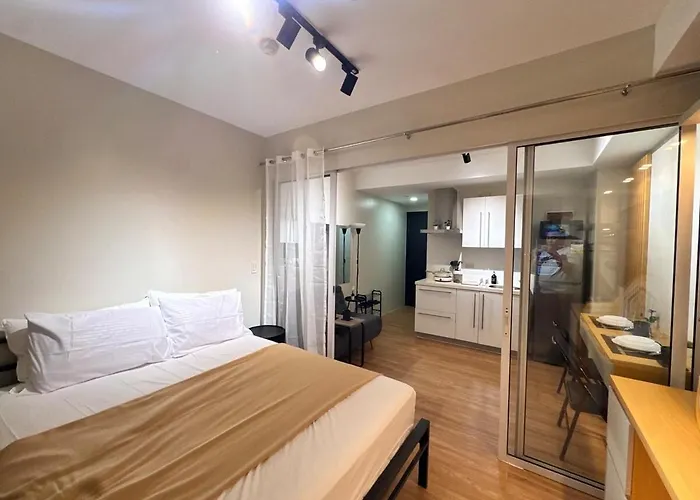 Near Rockwell 1br With Balconymodern Minimalist Apartamento