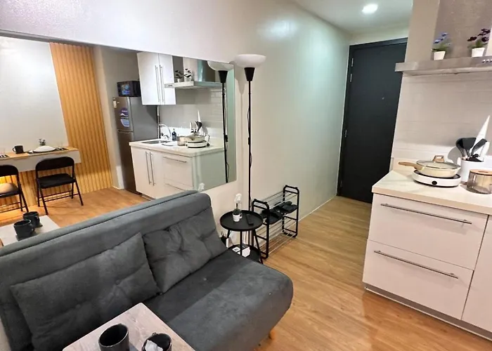 Near Rockwell 1br With Balconymodern Minimalist * Manila